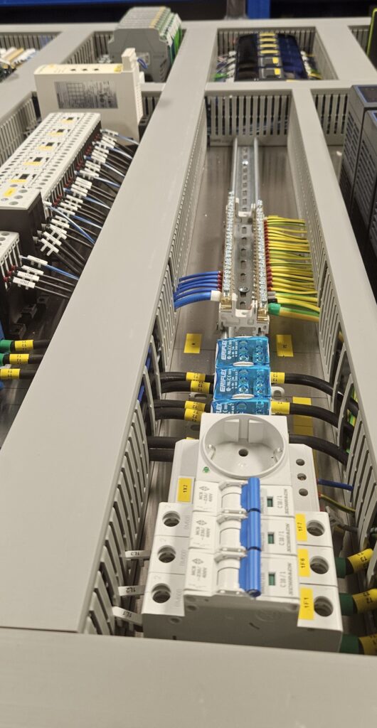 Elektroinštalacije v industrijski elektro omarici – natančna izvedba kablov in priključkov pri Tine Harej s.p.